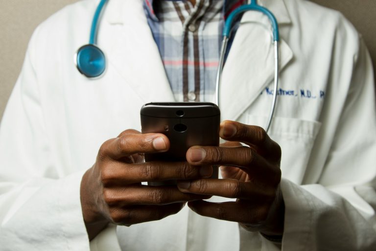 Quand Appeler un Médecin de Garde en 2025 ? Le Guide pour Agir Vite et Bien